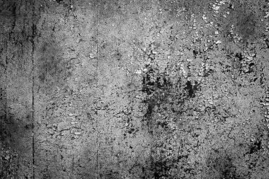 Beyaz eski soyan boyayla boyanmış siyah bir duvar.