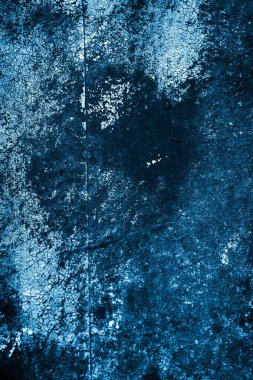 mavi duvar beyaz eski soyan boyayla boyanmış.