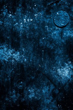 mavi duvar beyaz eski soyan boyayla boyanmış.