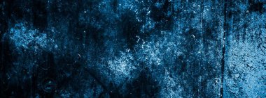 mavi duvar beyaz eski soyan boyayla boyanmış.