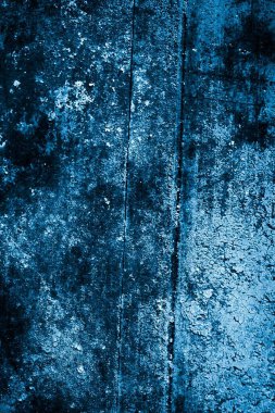 mavi duvar beyaz eski soyan boyayla boyanmış.