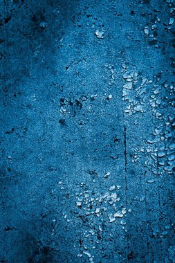 mavi duvar beyaz eski soyan boyayla boyanmış.