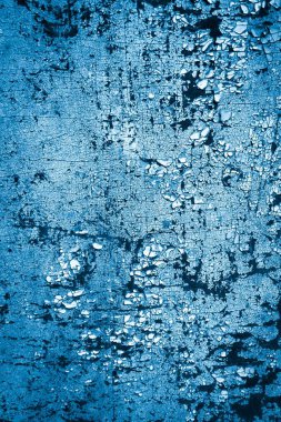 mavi duvar beyaz eski soyan boyayla boyanmış.