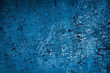 mavi duvar beyaz eski soyan boyayla boyanmış.