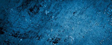 mavi duvar beyaz eski soyan boyayla boyanmış.