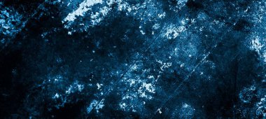 mavi duvar beyaz eski soyan boyayla boyanmış.