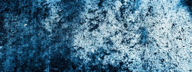 mavi duvar beyaz eski soyan boyayla boyanmış.