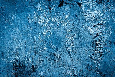 mavi duvar beyaz eski soyan boyayla boyanmış.