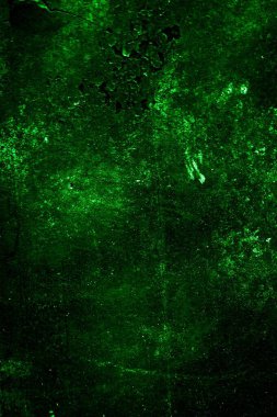 Beyaz, eski, soyulmuş boyayla boyanmış yeşil duvar.