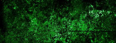 Beyaz, eski, soyulmuş boyayla boyanmış yeşil duvar.