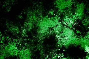 Beyaz, eski, soyulmuş boyayla boyanmış yeşil duvar.