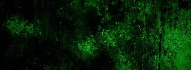 Beyaz, eski, soyulmuş boyayla boyanmış yeşil duvar.