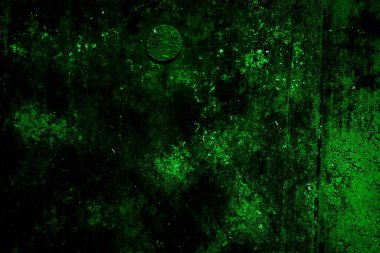 Beyaz, eski, soyulmuş boyayla boyanmış yeşil duvar.