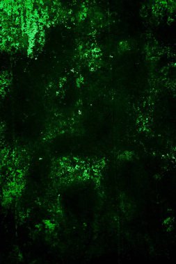 Beyaz, eski, soyulmuş boyayla boyanmış yeşil duvar.