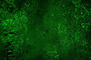 Beyaz, eski, soyulmuş boyayla boyanmış yeşil duvar.