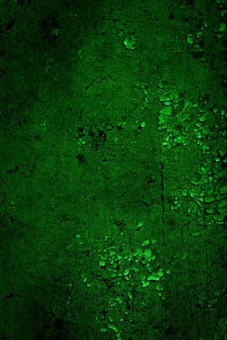 Beyaz, eski, soyulmuş boyayla boyanmış yeşil duvar.