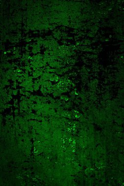 Beyaz, eski, soyulmuş boyayla boyanmış yeşil duvar.