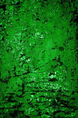 Beyaz, eski, soyulmuş boyayla boyanmış yeşil duvar.