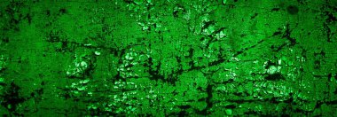 Beyaz, eski, soyulmuş boyayla boyanmış yeşil duvar.