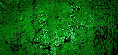 Beyaz, eski, soyulmuş boyayla boyanmış yeşil duvar.