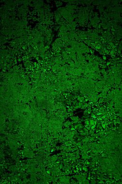 Beyaz, eski, soyulmuş boyayla boyanmış yeşil duvar.