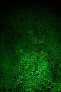 Beyaz, eski, soyulmuş boyayla boyanmış yeşil duvar.