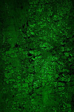 Beyaz, eski, soyulmuş boyayla boyanmış yeşil duvar.