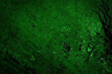 Beyaz, eski, soyulmuş boyayla boyanmış yeşil duvar.