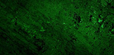 Beyaz, eski, soyulmuş boyayla boyanmış yeşil duvar.