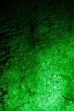 Beyaz, eski, soyulmuş boyayla boyanmış yeşil duvar.