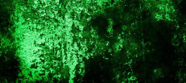 Beyaz, eski, soyulmuş boyayla boyanmış yeşil duvar.