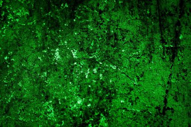 Beyaz, eski, soyulmuş boyayla boyanmış yeşil duvar.