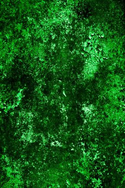 Beyaz, eski, soyulmuş boyayla boyanmış yeşil duvar.