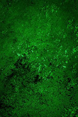 Beyaz, eski, soyulmuş boyayla boyanmış yeşil duvar.