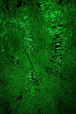 Beyaz, eski, soyulmuş boyayla boyanmış yeşil duvar.