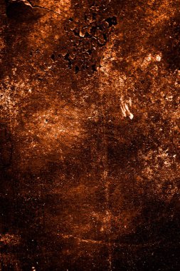 turuncu duvar beyaz eski soyulmuş boyayla boyanmış.