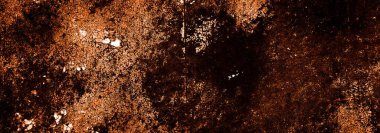 turuncu duvar beyaz eski soyulmuş boyayla boyanmış.