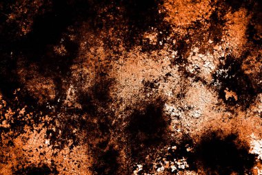 turuncu duvar beyaz eski soyulmuş boyayla boyanmış.