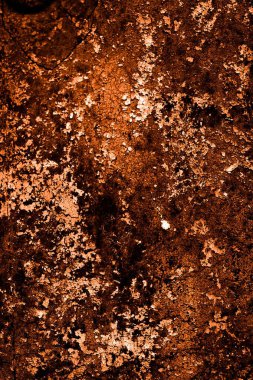 turuncu duvar beyaz eski soyulmuş boyayla boyanmış.