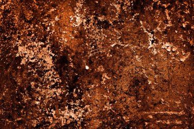 turuncu duvar beyaz eski soyulmuş boyayla boyanmış.