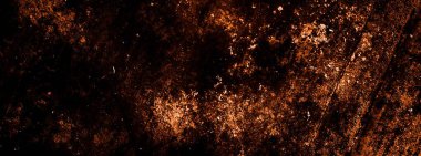 turuncu duvar beyaz eski soyulmuş boyayla boyanmış.