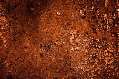 turuncu duvar beyaz eski soyulmuş boyayla boyanmış.