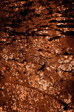 turuncu duvar beyaz eski soyulmuş boyayla boyanmış.