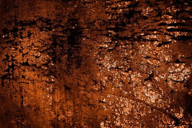 turuncu duvar beyaz eski soyulmuş boyayla boyanmış.