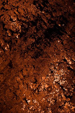 turuncu duvar beyaz eski soyulmuş boyayla boyanmış.