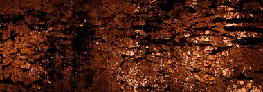 turuncu duvar beyaz eski soyulmuş boyayla boyanmış.