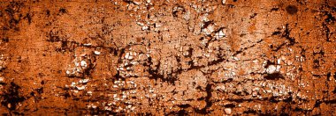 turuncu duvar beyaz eski soyulmuş boyayla boyanmış.