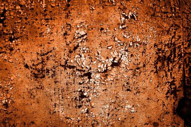 turuncu duvar beyaz eski soyulmuş boyayla boyanmış.