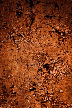 turuncu duvar beyaz eski soyulmuş boyayla boyanmış.