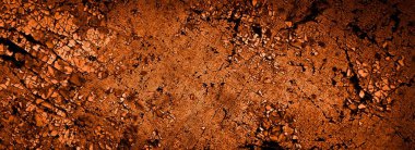 turuncu duvar beyaz eski soyulmuş boyayla boyanmış.